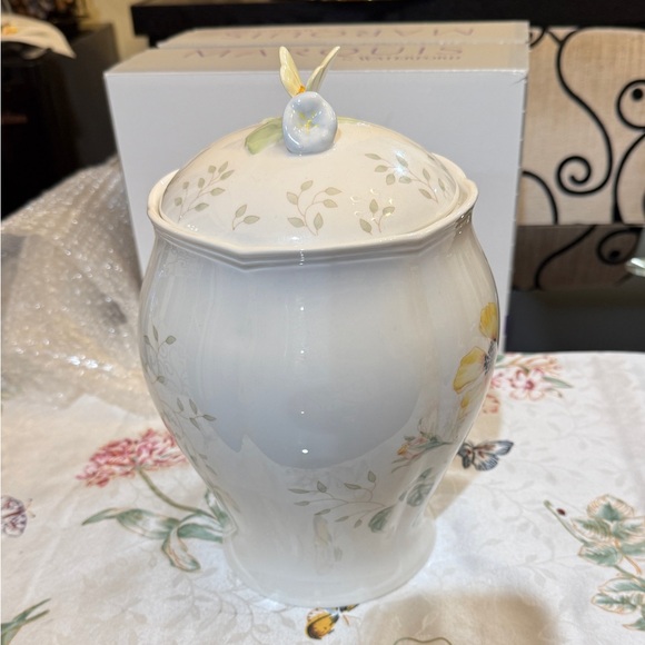 Lenox Butterfly Meadow Louise Le Luyer Medium Porcelain Canister Butterfly Top - Picture 4 of 6